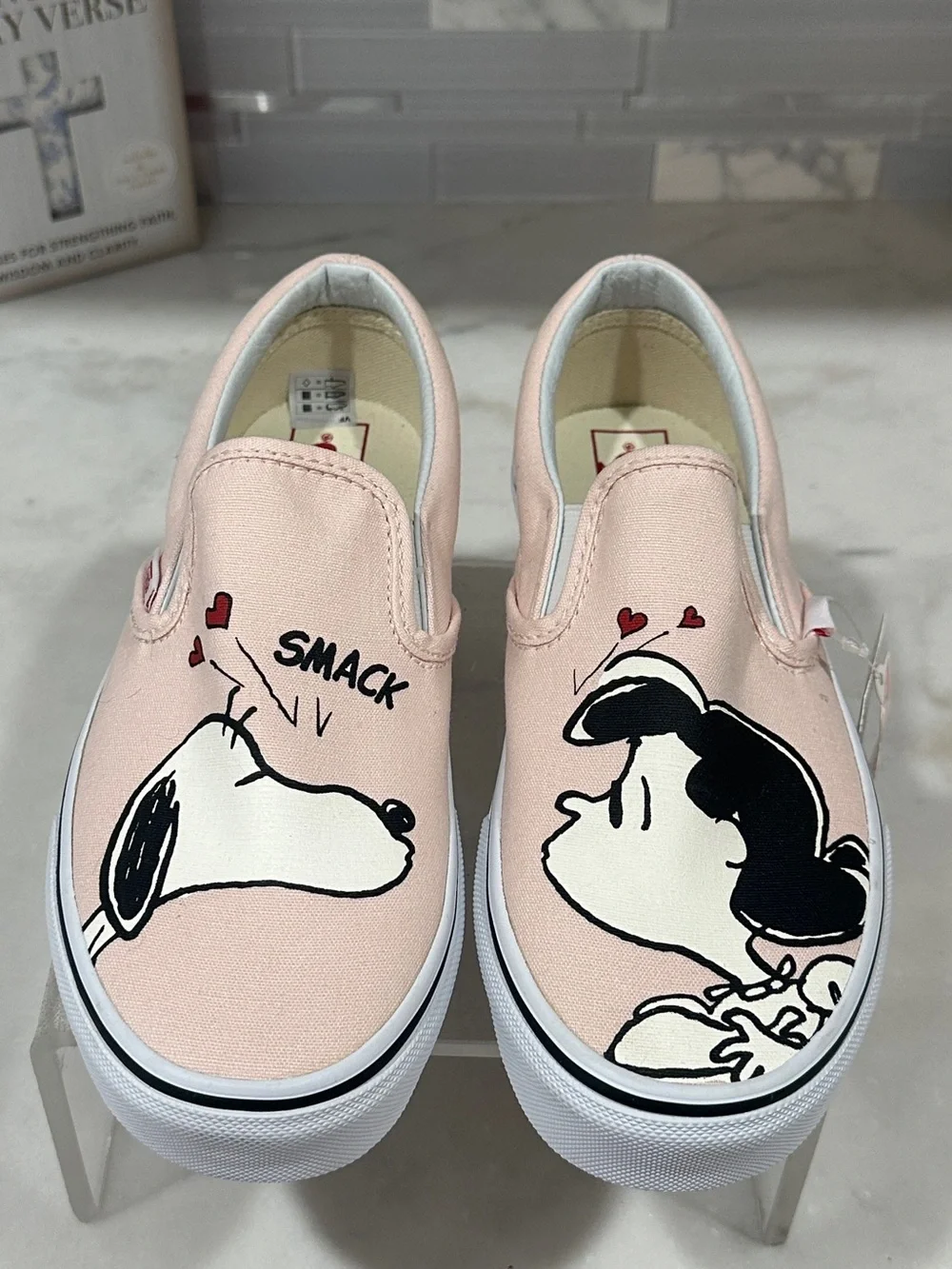 Vans Kids Peanuts Slip-On Sneakers in Light Pink with Snoopy & Lucy size 6